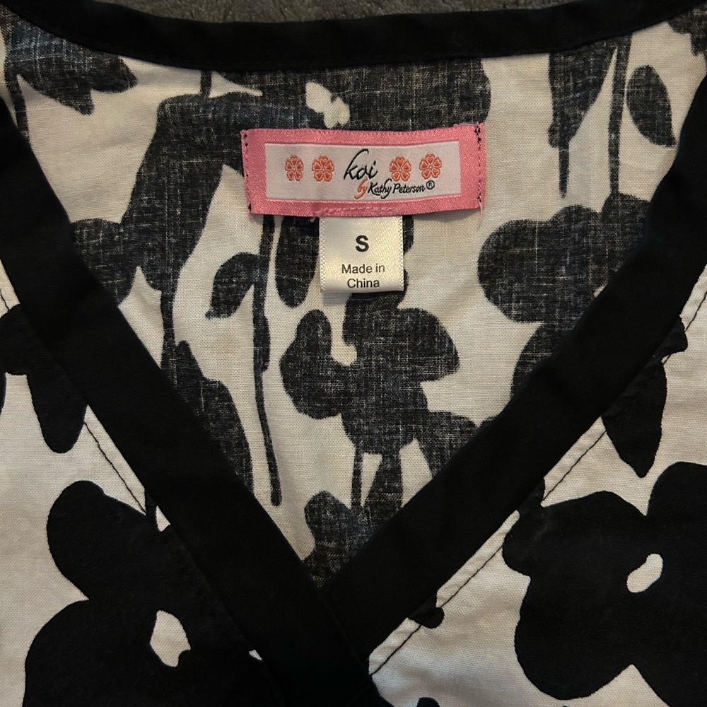 Koi Monochrome Floral V-Neck Top - Picture 2 of 4